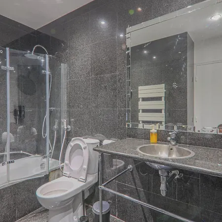 Lägenhet 2 Bedroom Apartment-8p-madeleine With Netflix *