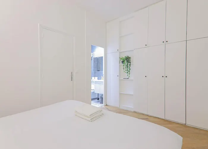 2 Bedroom Apartment-8p-madeleine With Netflix 파리